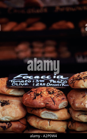 Londres, Royaume-Uni. Des miches de pain focaccia à vendre à Borough Market. Banque D'Images