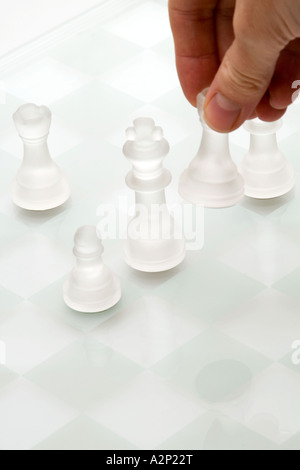 Le jeu d'échecs en verre part le déplacement d'une pièce d'échecs Banque D'Images