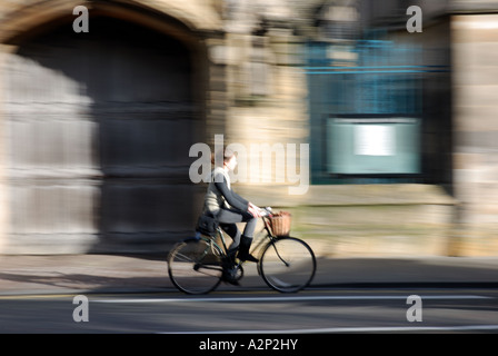 Cycliste à High Street, Oxford, Oxfordshire, England, UK Banque D'Images