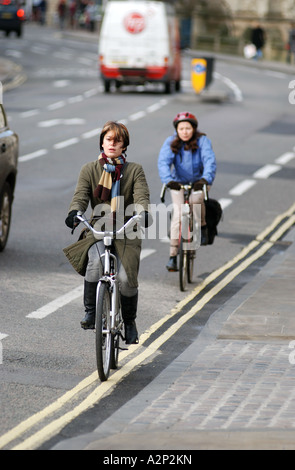 Les cyclistes en voie cyclable, High Street, Oxford, Oxfordshire, England, UK Banque D'Images