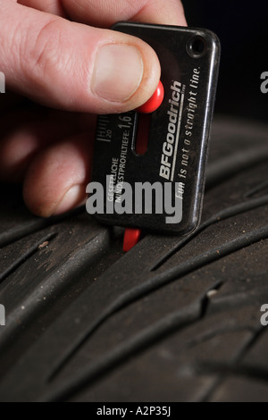 Le contrôle de la bande de roulement avec un instrument de mesure Banque D'Images