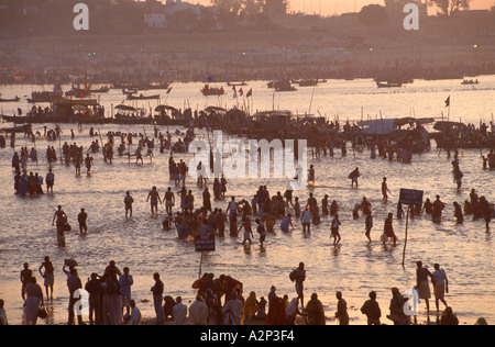 Des foules de pèlerins se baigner dans le Sangam au coucher du soleil, Maha Kumbh Mela 2001, Allahabad, Uttar Pradesh, Inde Banque D'Images
