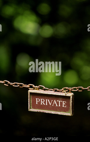 Conseil privé de la chaîne chanter close up fermé pas d'entrée du personnel seulement' porte sombre dangereusement dangereux riskily danger défi Banque D'Images