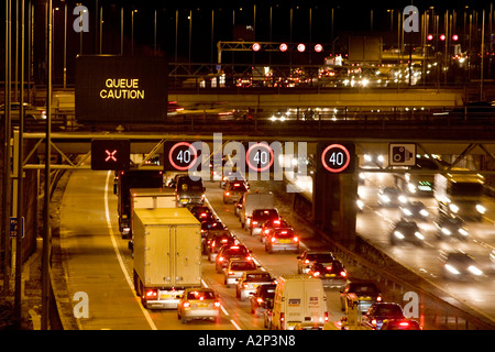 L'encombrement du trafic sur l'autoroute M42 en direction de Solihull dans les West Midlands UK Banque D'Images