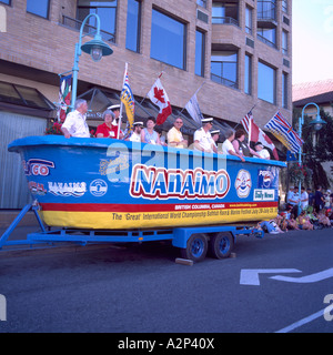 Les juges en baignoire défilent sur roues Fun défilé en ville de Nanaimo sur l'île de Vancouver, British Columbia Canada Banque D'Images