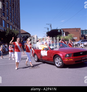 Baignoire défilent sur roues Fun défilé en ville de Nanaimo sur l'île de Vancouver, British Columbia Canada Banque D'Images