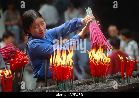 En faisant des offrandes à l'encens au Grand Temple de Bouddha, près de Dafo le bouddha géant, Leshan, Sichuan, Chine Banque D'Images