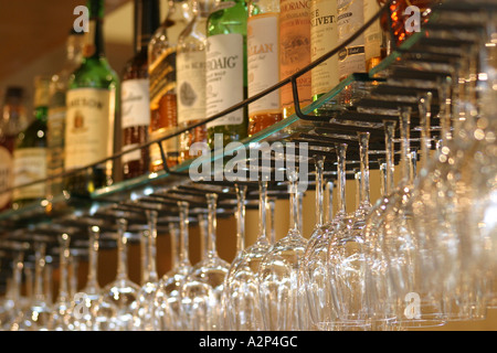 Rangée de célèbres marques d'alcool sur un dos de bar afficher dans un restaurant. Banque D'Images