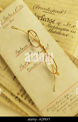 Or lunettes lunettes cerclées qui met sur les documents manuscrits antiques Banque D'Images