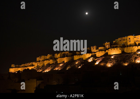 Inde Rajasthan Jaisalmer fort construit en 1156, dans la nuit avec la lune Banque D'Images