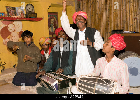 Inde Rajasthan Jaisalmer Rajasthani traditionnelle spectacle chantant et jouant dans le Banque D'Images