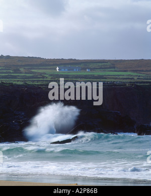 L'atlantique tempête vagues se briser sur la côte ouest pittoresque d'Irlande, Banque D'Images