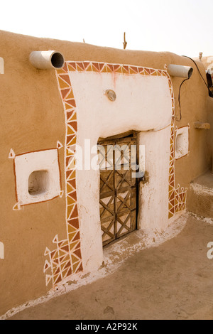 Inde Rajasthan désert de Thar village décoré porte chambre rendu boue Banque D'Images