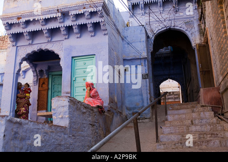 Inde Rajasthan Jodhpur vieille ville femmes au niveau de la route entre archway Banque D'Images