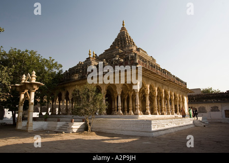 Inde Rajasthan Jodhpur Maha Mandir le grand temple entouré de piliers en pierre sculptée Banque D'Images