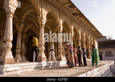 Inde Rajasthan Jodhpur Maha Mandir le grand temple de visiteurs en l'extérieur décoré de Banque D'Images