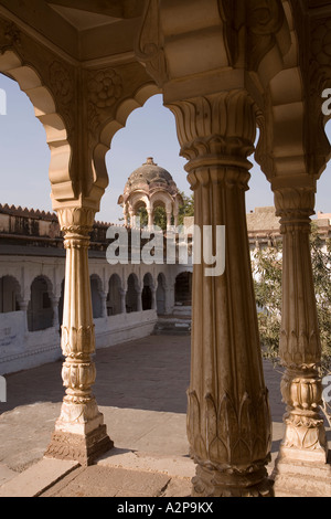 Inde Rajasthan Jodhpur Maha Mandir le grand temple extérieur décoré de mur de protection et ses environs Banque D'Images