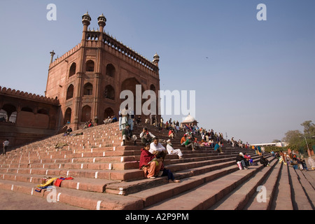 L'Inde Old Delhi Jama Masjid adorateurs reposant sur étapes après la prière du vendredi Banque D'Images