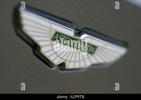 Badge d'Aston Martin DB9 sur la voiture de sport Banque D'Images