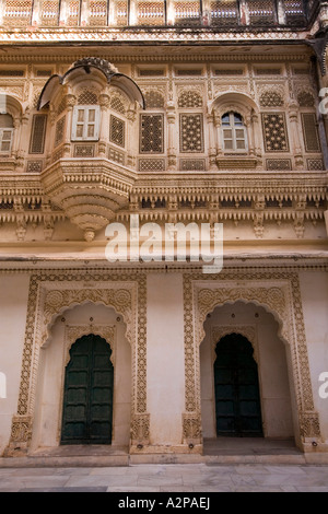 Inde Rajasthan Jodhpur Meherangarh Fort Zenzana portes et ornately carved exterior Banque D'Images