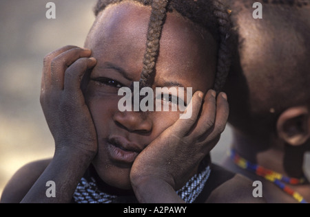 Himba, jeune fille à la coiffe typique et décoration (apparat) sur le cou, la Namibie, l', Kunene Kaokoland Banque D'Images