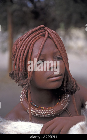 Himba, fille avec coiffe typique et décoration (apparat) sur le cou, la Namibie, ; Kunene Kaokoland Banque D'Images