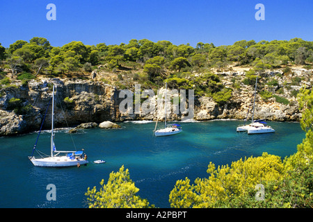 Yachts dans la baie de Cala Pi, Espagne, Baléares, Majorque Banque D'Images