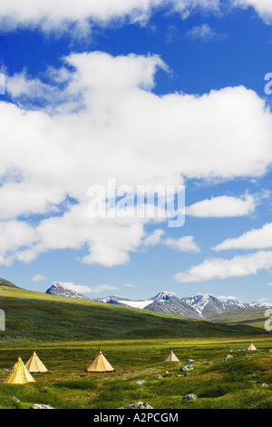 Tentes sami en face de l'Akka, Suède, Laponie, Sarek NP Banque D'Images