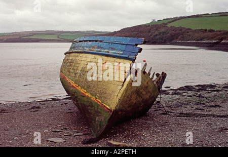 Épave de bateau dans la région de Oldtown Cove, sur l'estuaire de Camel, Padstow, Cornwall, Angleterre. Le Cove est à côté du sentier de Camel. Banque D'Images