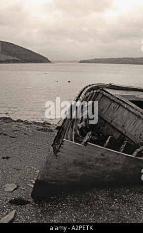 Épave de bateau dans la région de Oldtown Cove, sur l'estuaire de Camel, Padstow, Cornwall, Angleterre. Le Cove est à côté du sentier de Camel. Banque D'Images