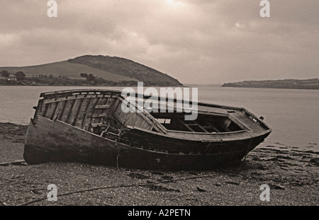 Épave de bateau dans la région de Oldtown Cove, sur l'estuaire de Camel, Padstow, Cornwall, Angleterre. Le Cove est à côté du sentier de Camel. Banque D'Images