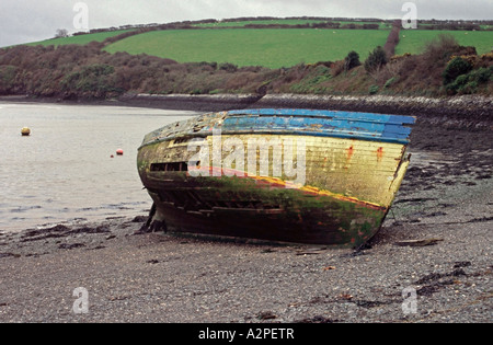 Épave de bateau dans la région de Oldtown Cove, sur l'estuaire de Camel, Padstow, Cornwall, Angleterre. Le Cove est à côté du sentier de Camel. Banque D'Images