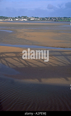 Ombre de pont sur les sables de l'estuaire de Camel, Cornwall, Angleterre, près de la ville de Padstow. Le village de la distance est Rock. (Janvier 2007) Banque D'Images