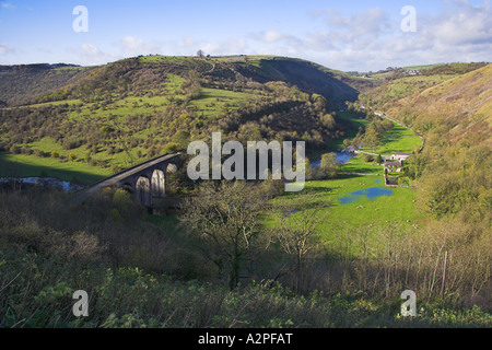 Avis de Monsal Viaduct et Dale Monsal de Monsal Head dans le Peak District, dans le Derbyshire Banque D'Images