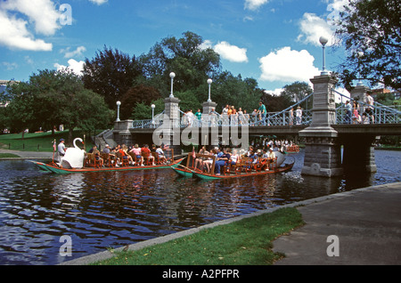 Swan boats, Jardin Public de Boston, Boston, Massachusetts, New England, USA Banque D'Images