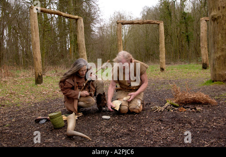 Stoneage professionnel reenactors knapping flint au Musée de la vie galloise Cardiff St Fagans Wales UK Banque D'Images