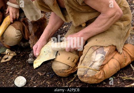 Stoneage professionnel reenactors knapping flint au Musée de la vie galloise Cardiff St Fagans Wales UK Banque D'Images