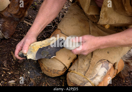 Stoneage professionnel reenactors knapping flint au Musée de la vie galloise Cardiff St Fagans Wales UK Banque D'Images