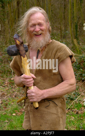 L'homme préhistorique de l'âge de pierre professionnel reenactor à silex ax qu'il a fait au Musée de la vie galloise Cardiff St Fagans Wales UK Banque D'Images