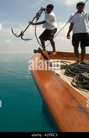 Ancre d'une petite embarcation dans une lagune tropicale dans les Maldives Banque D'Images