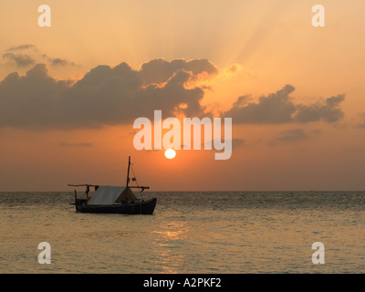 Coucher de soleil sur un dhoni à South Ari Atoll des Maldives Banque D'Images