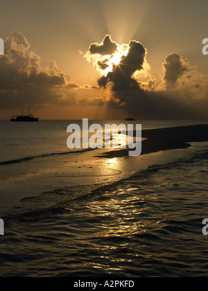 Coucher du soleil spectaculaire sur un banc de sable à distance dans le sud de l'Atoll d'Ari aux Maldives Banque D'Images