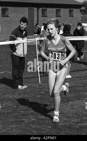 Paula Radcliffe en course pour avoir remporté l'équipe de Bedford et County AC dans les National Cross Country Relays à Berry Park, Mansfield 1990 Banque D'Images