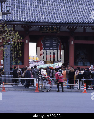 Taxi pousse-pousse attend à l'extérieur du Kaminarimon Gate à Asakusa Kannon Temple Senso ji Banque D'Images