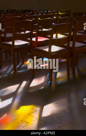 Chaises et de lumière colorée les vitraux de l'église St Michel, Luxembourg-ville Banque D'Images