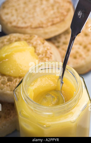 Le lait caillé de citron fait maison et les crumpets Banque D'Images