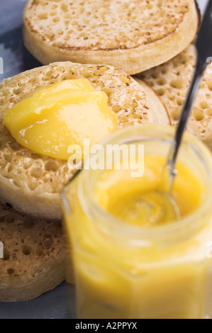 Le lait caillé de citron fait maison et les crumpets Banque D'Images