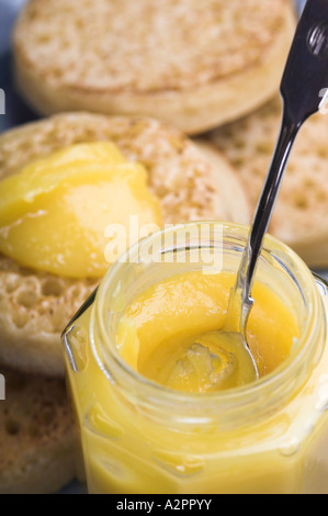 Le lait caillé de citron fait maison et les crumpets Banque D'Images