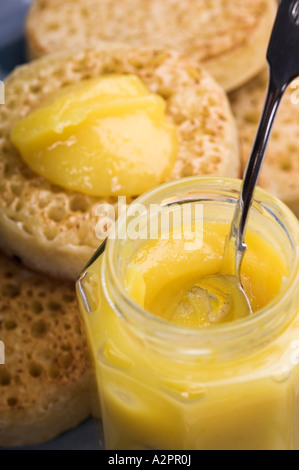 Le lait caillé de citron fait maison et les crumpets Banque D'Images