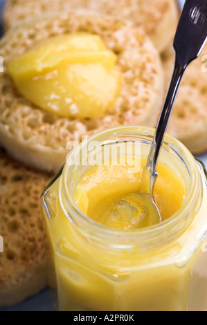 Le lait caillé de citron fait maison et les crumpets Banque D'Images